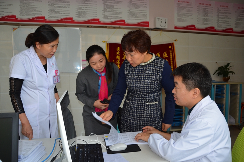 党支部书记靳力华向阜南县妇幼同仁们,介绍了界首市妇幼保健院近年来