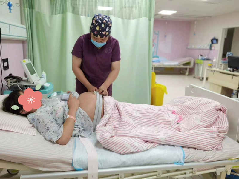 最美护士系列产科助产长肖晓拥抱新生命的第一人